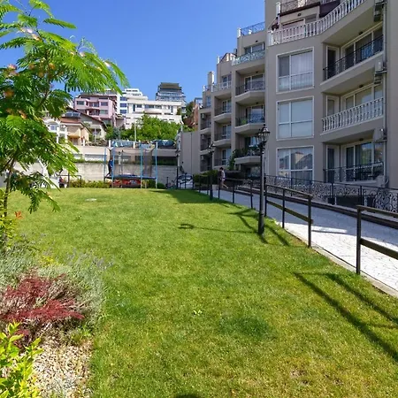 Sea Garden Apartment *